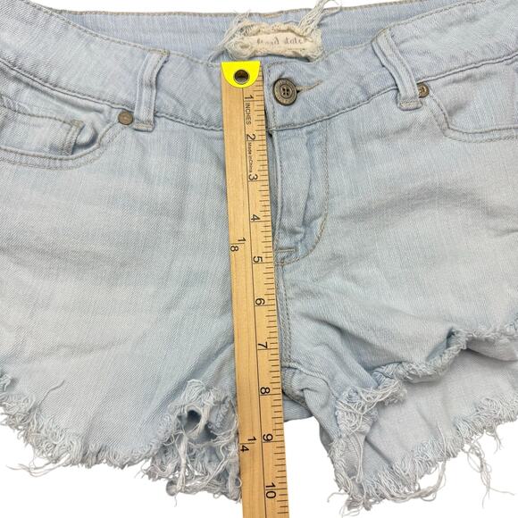 Altar’d State Women's Shorts 27/5 (29x2) Light Wash Frayed Legs Distressed - Picture 8 of 9
